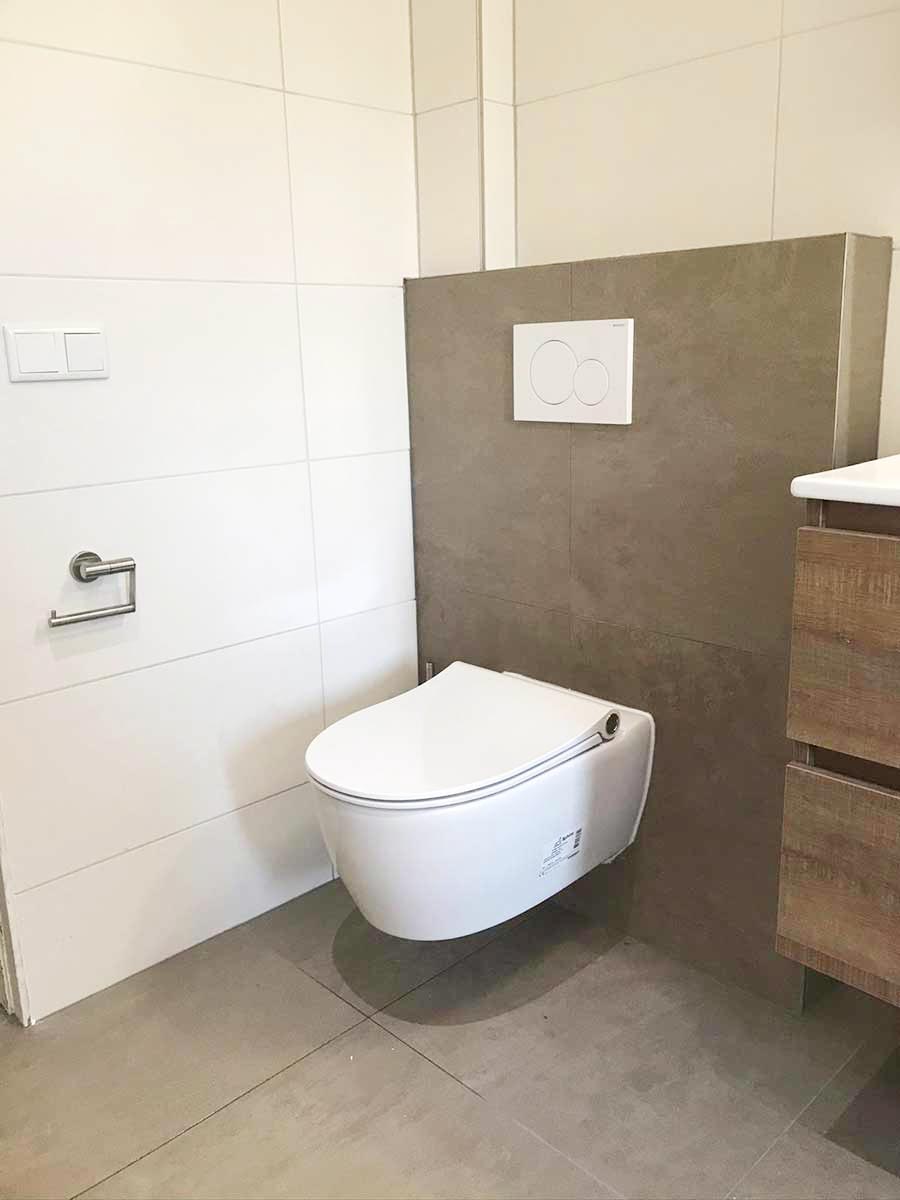 Een nieuw geplaatst toilet