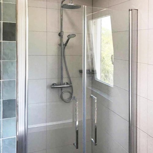 Een nieuw geplaatste douchecabine