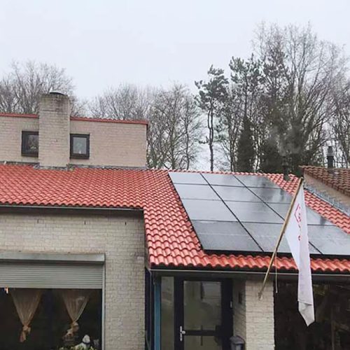 Zonnepanelen geplaatst op een schuin dak