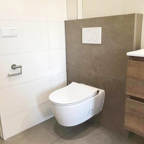 Een nieuw geplaatst toilet